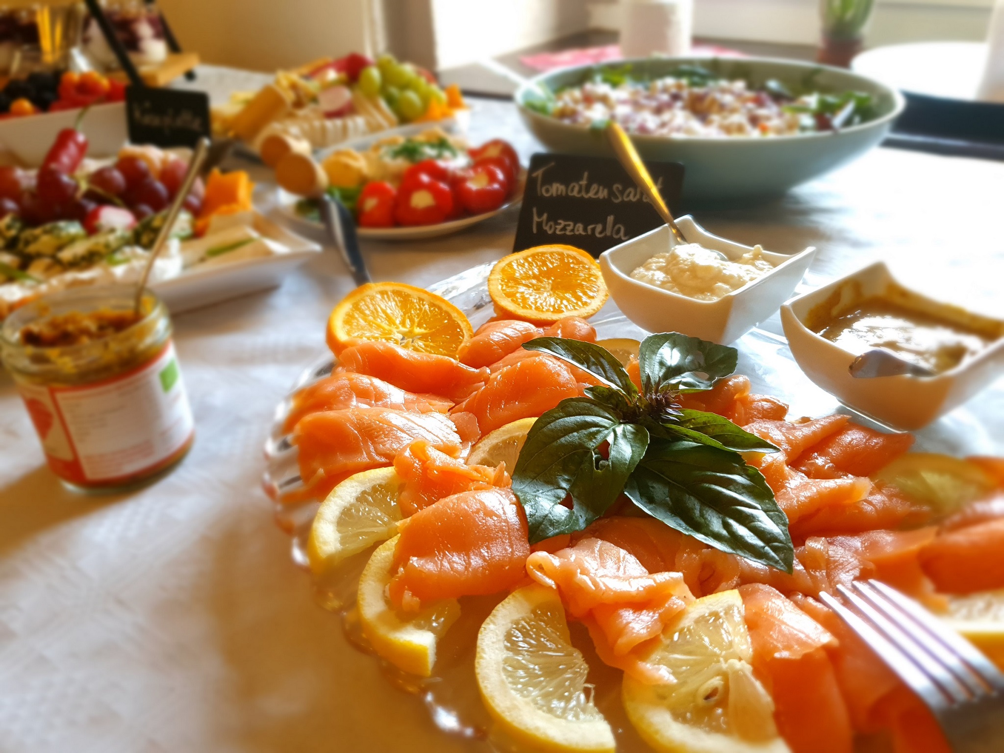 Frühstückslachs mit Zitronenscheiben und Basilikumdekoration